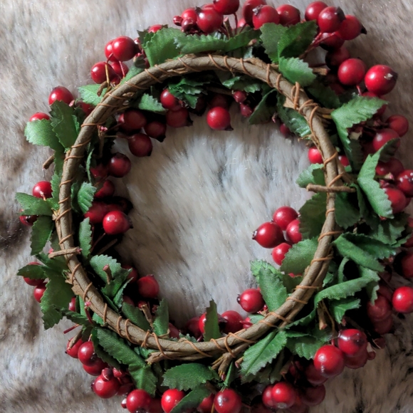 Restoration Hardware: Xmas Pillar-Ring of "Cranberries" - Picture 6 of 7